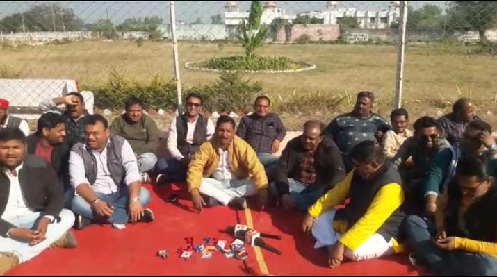 पत्रकार बैठे धरने में,शिक्षा अधिकारी के निलंबन की मांग