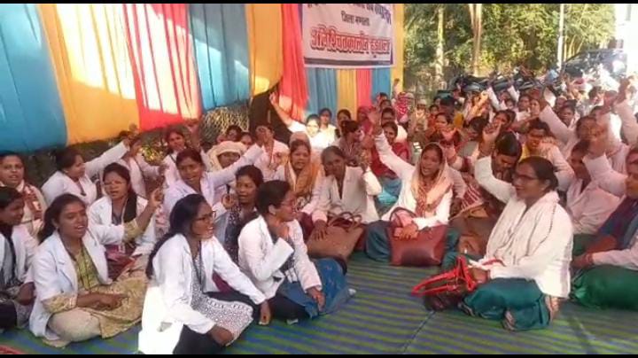 बत्तीस हजार स्वास्थ्य कर्मी हड़ताल में