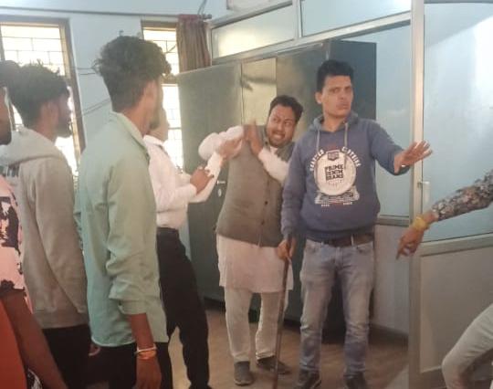 जनभागीदारी अध्यक्ष की हो गई पिटाई कसरावद में हंगामा