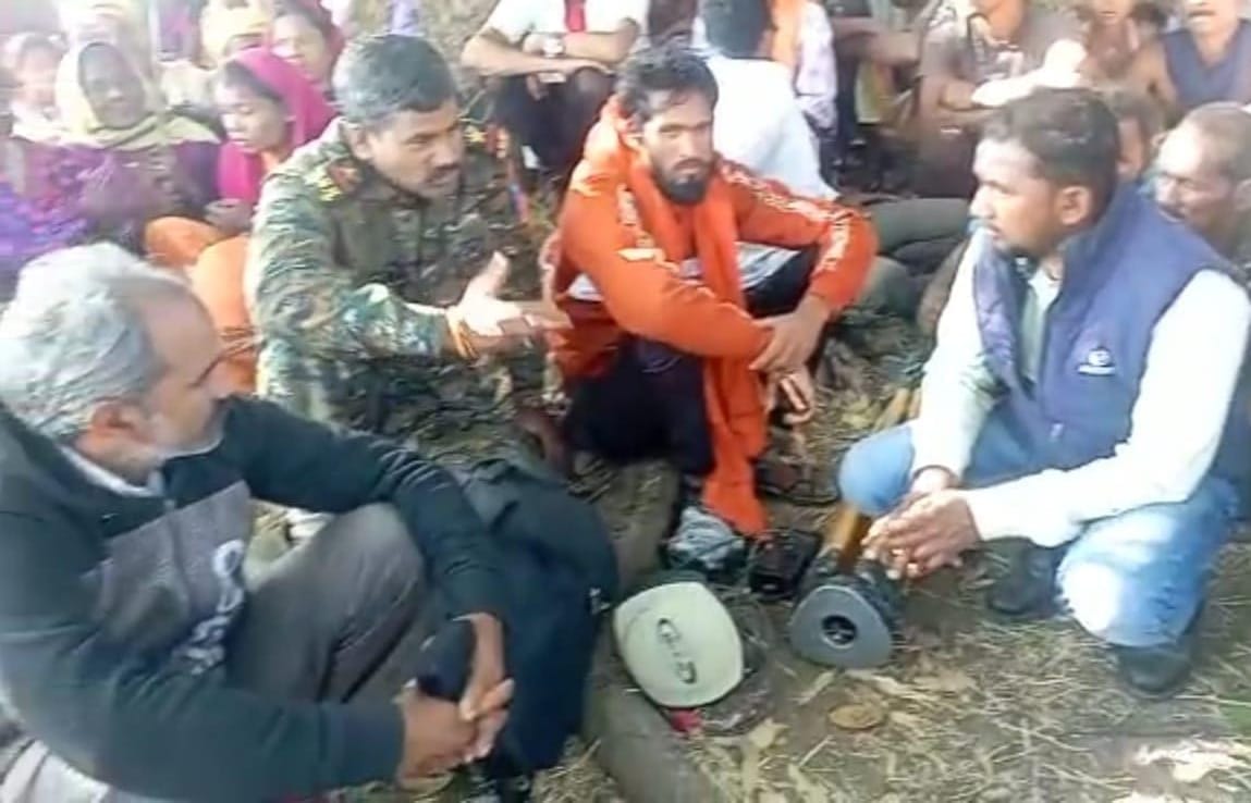 ग्रामीणों ने बनाया बंधक