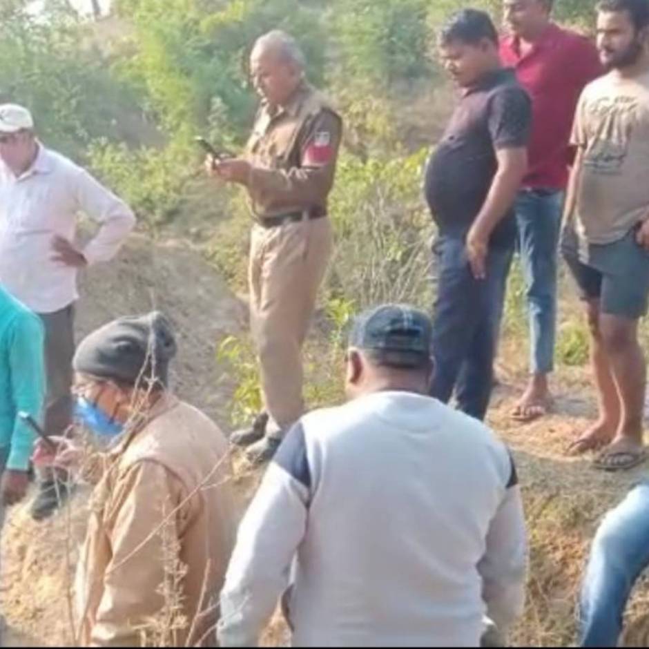 शव हुआ गायब दो दिन पहले पुलिस ने दफनाया था