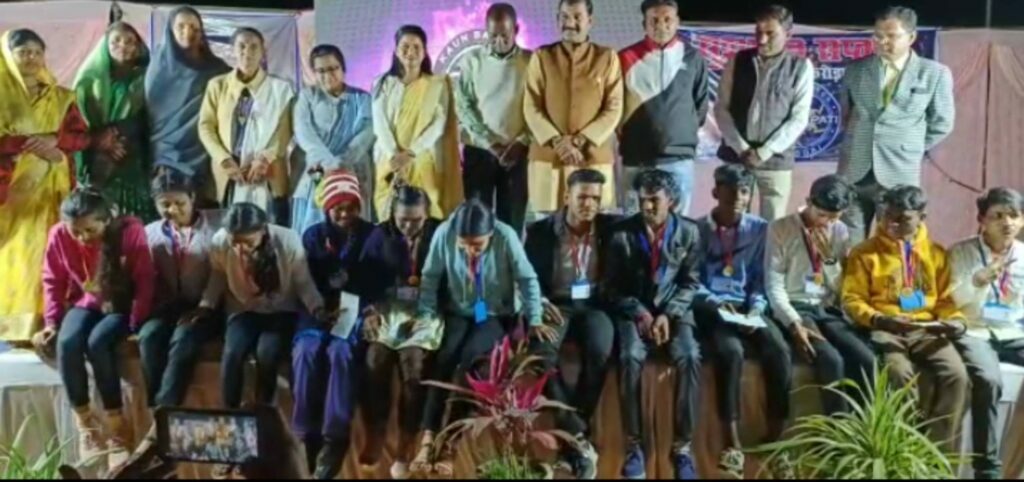 खुले आसमान के नीचे केबीसी, कलेक्टर और छात्राएं