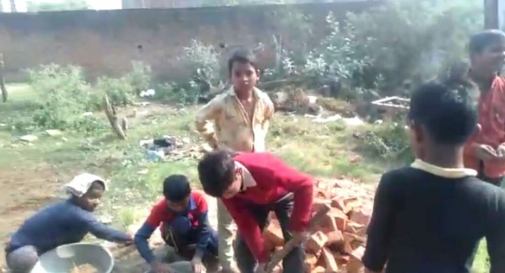 स्कूली बच्चों को बनाया मजदूर वीडियो वायरल