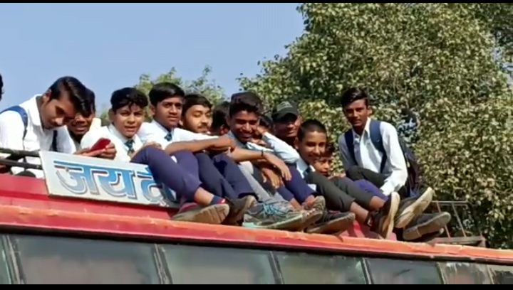 बसों की छत पर प्रदेश का भविष्य