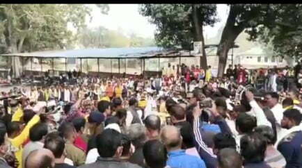 बांध को लेकर लोग सड़क में , विस्थापन का डर