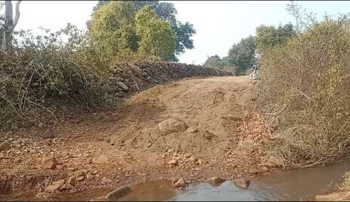 मनरेगा योजना के काम में किच किच विभाग के खेल से लोग परेशान