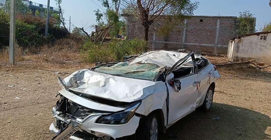 जाको राखे साइयां, फिल्मी स्टाइल में कार पेड़ से टकराई