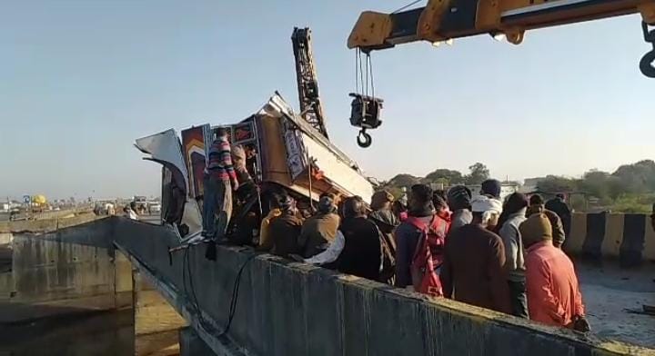 टृक की टक्कर से बस गिरी खाई में दो की मौत