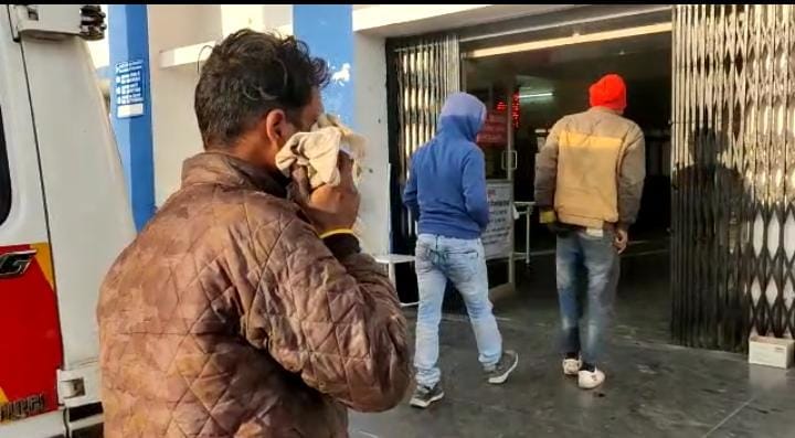 अवैध रेत लेकर भाग रहा ट्रेक्टर पलटा दो की मौत