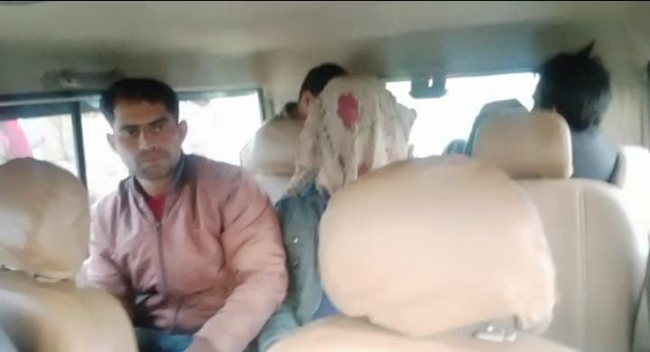 पुलिस बदमाशों के बीच फायरिंग एक बदमाश के पैर में लगी गोली