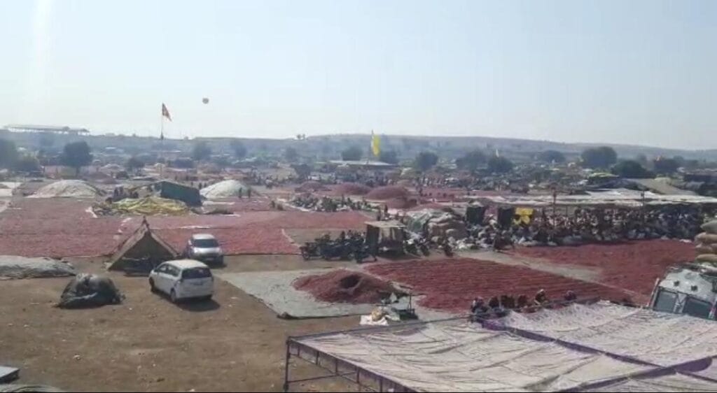 अठ्ठारह लाख से भरा बैग गायब,एशिया के दूसरे नंबर के मिर्ची मंडी का मामला