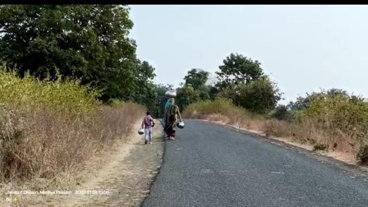 लंबा रास्ता तय नहीं कर पा रही योजनाएं,कुंड का गंदा पानी पी रहे ग्रामीण