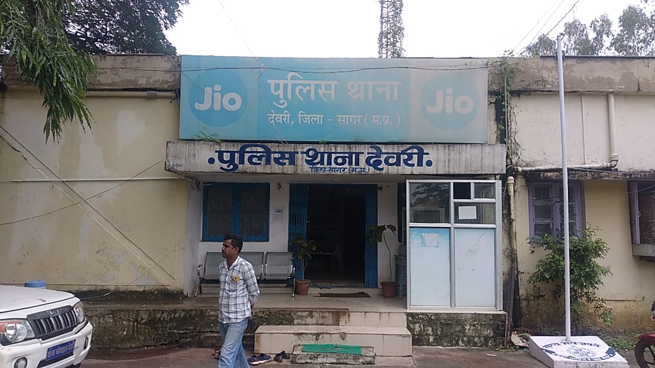 पेड पर लटका मिला युवक का शव परिजनों ने पुलिस पर प्रताड़ना का लगाया आरोप