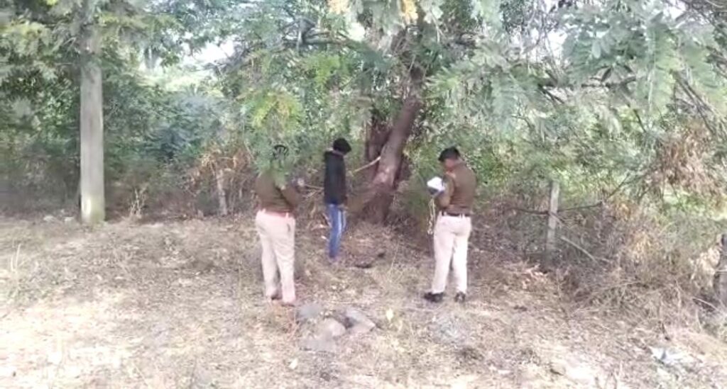 पेड पर लटका मिला युवक का शव परिजनों ने पुलिस पर प्रताड़ना का लगाया आरोप