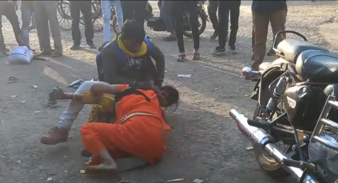 महिला और युवती में झगड़ा