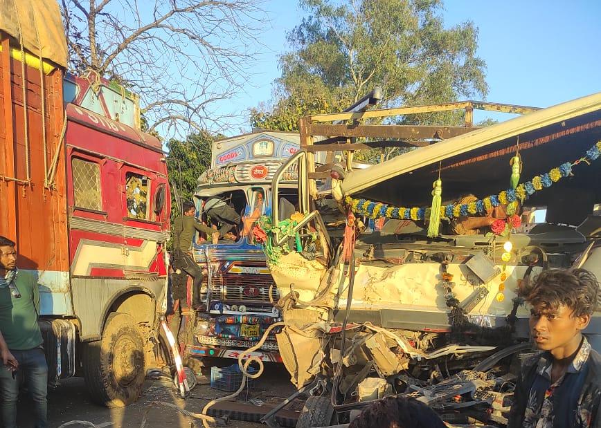 सकरी घाट में तीन टृक एक दूसरे से भिड़े टृक में घंटों फंसे रहे चालक