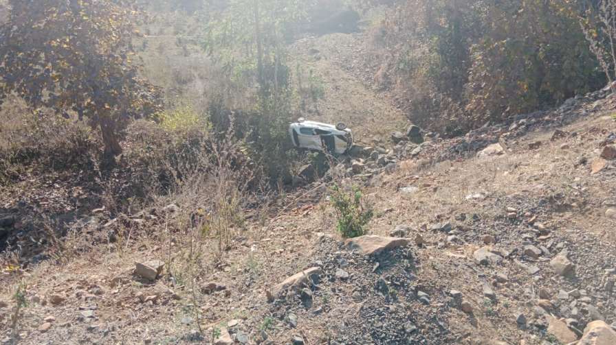 कार गिरी खाई में