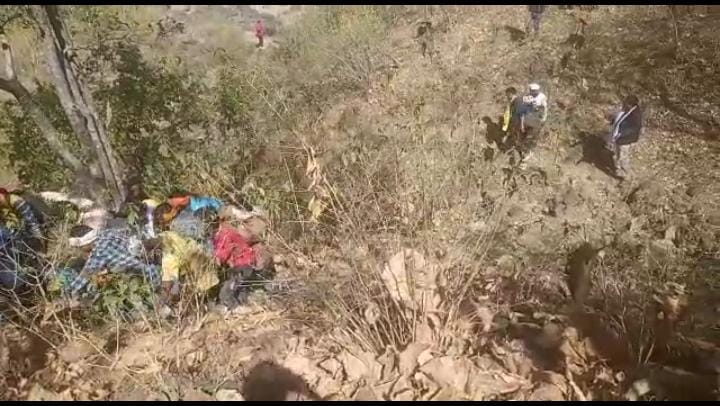 दो सौ फिट खाई में गिरा वाहन चार की मौत क्रेन की मदद से लोगों को निकाला जा रहा है