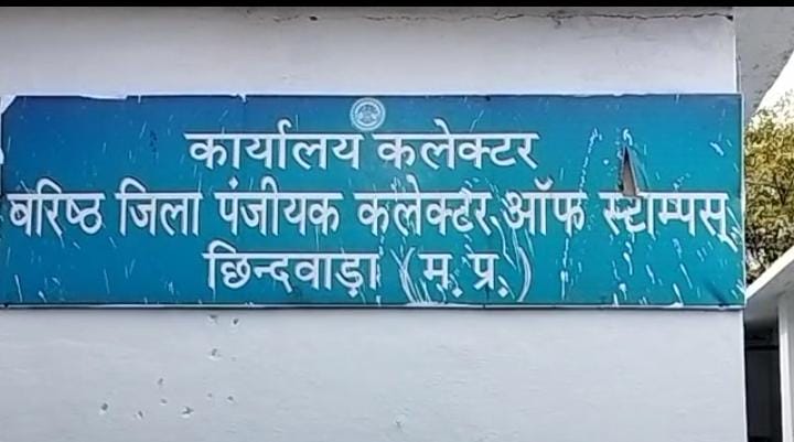 कार से ढाई लाख रुपए किए पार , सीसीटीवी कैमरे में कैद हुई वारदात