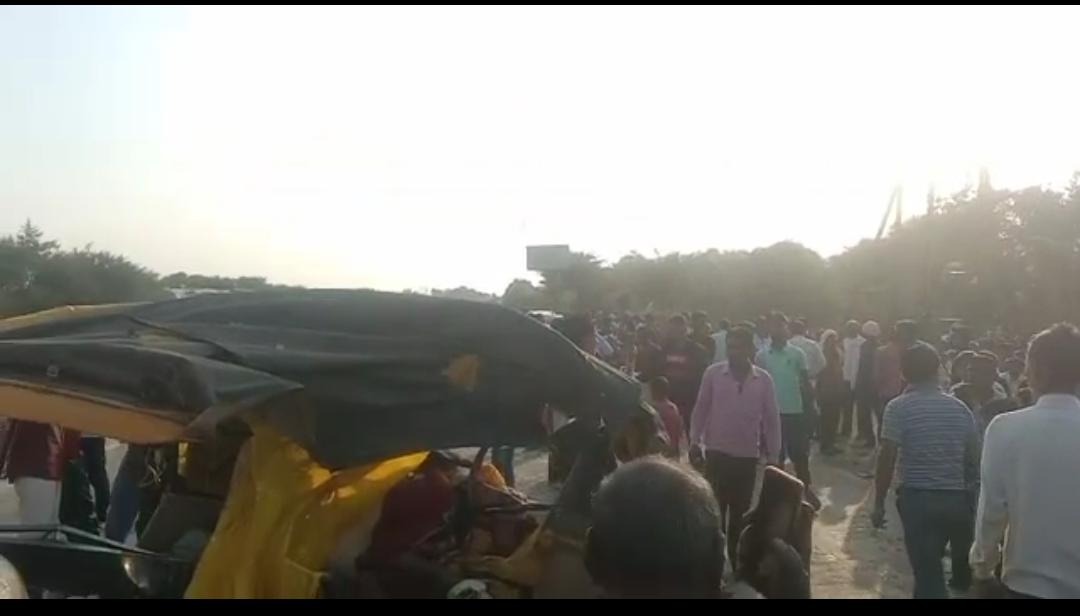 टृक ने मारी आटो को जोरदार टक्कर