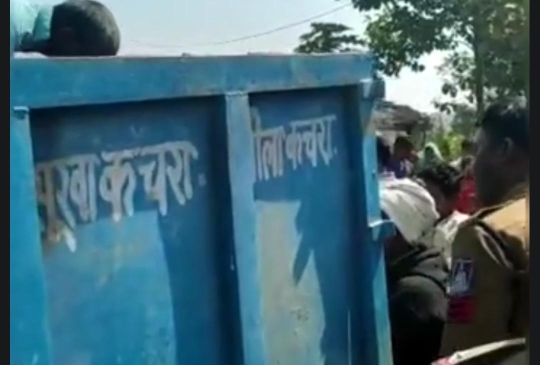 कचरा वाहन में शव
