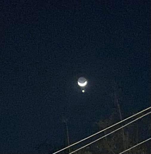 चांद के पास जो सितारा है, खूबसूरत नज़ारे देखते रहे लोग