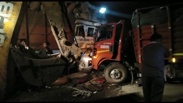 दो टृको की टक्कर