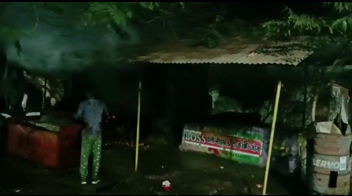 मंडला में दो टृको की टक्कर एक की मौत तीन गंभीर , सनकी युवक ने लगाई दुकानों में आग