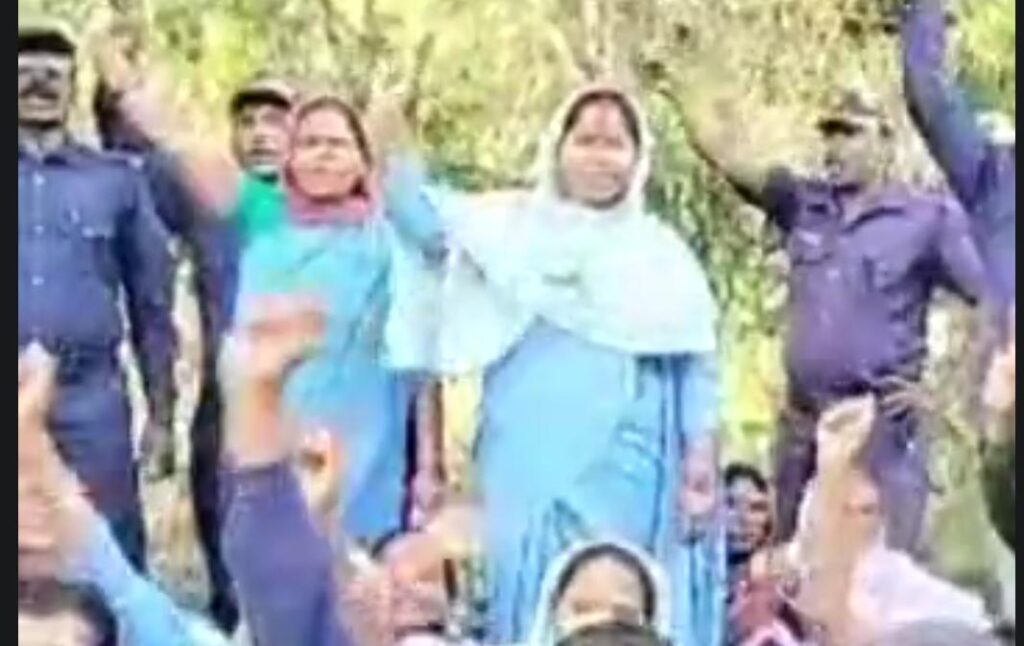 दूष्कर्म के आरोपी को जमानत मिलने से नाराज़ महिलाएं पहुंची एसपी कार्यालय