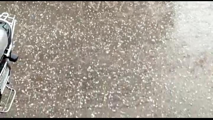 बारिश के साथ गिरे ओले