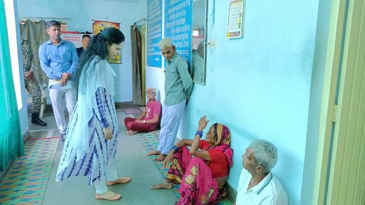 कलेक्टर ने किया वृद्धाश्रम का औचक निरीक्षण