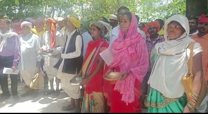 आक्रोशित ग्रामीणों ने कलेक्टर की गाड़ी रोकी