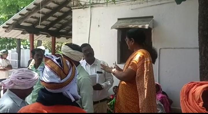 आक्रोशित ग्रामीणों ने कलेक्टर की गाड़ी रोकी