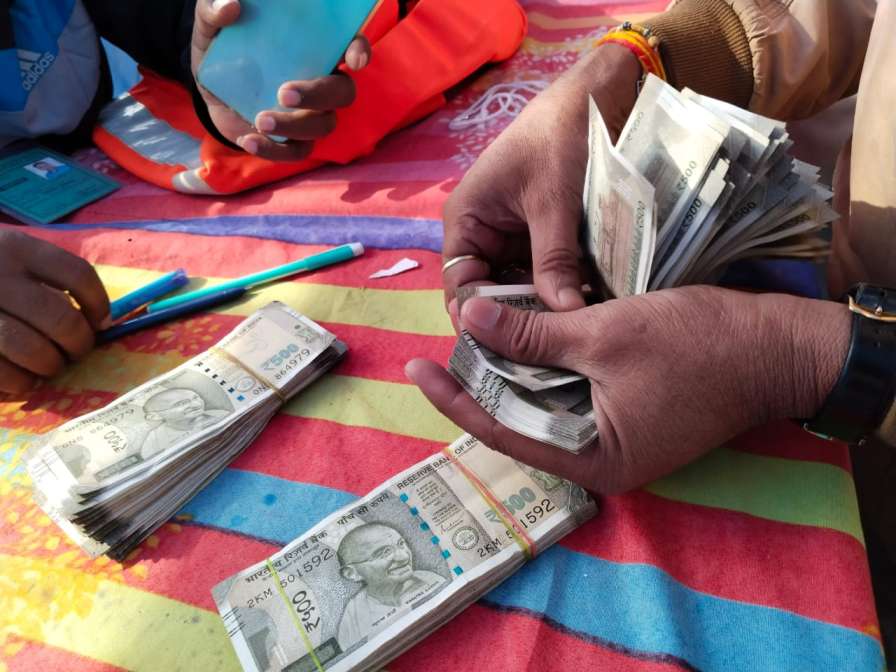 वाहन जांच में एक लाख पचास हजार जप्त