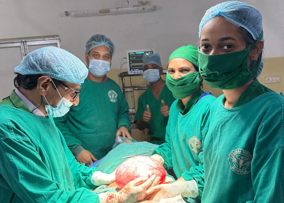 महिला के पेट से निकला 7 किलो का गोला