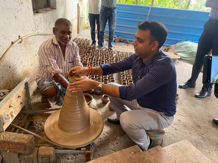 दीपावली से पहले कुम्हार के घर पहुंचे